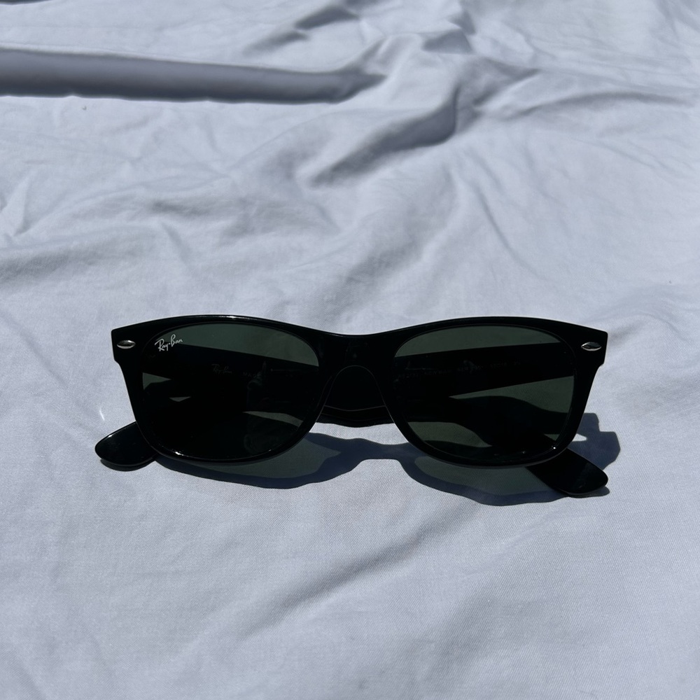 BLACK RAYBANS